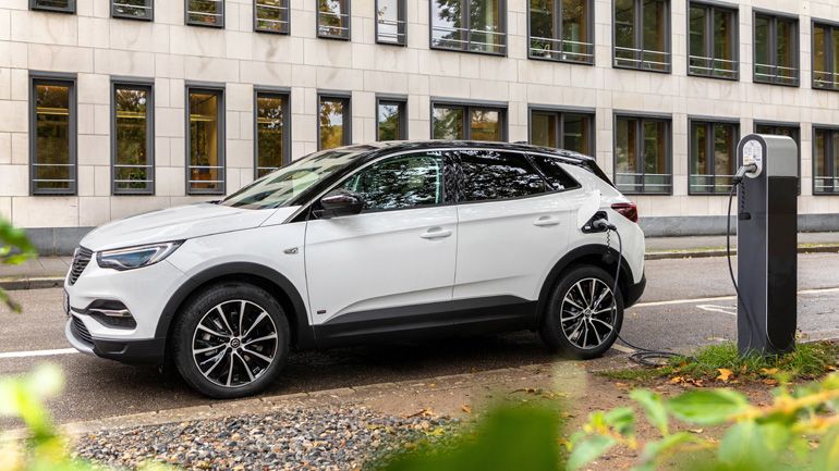 Το Opel Grandland X Hybrid (FWD) καίει 1,5 λίτρο στα 100 χλμ